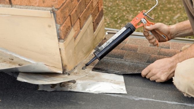 Réparation d'un solin de toiture avec silicone