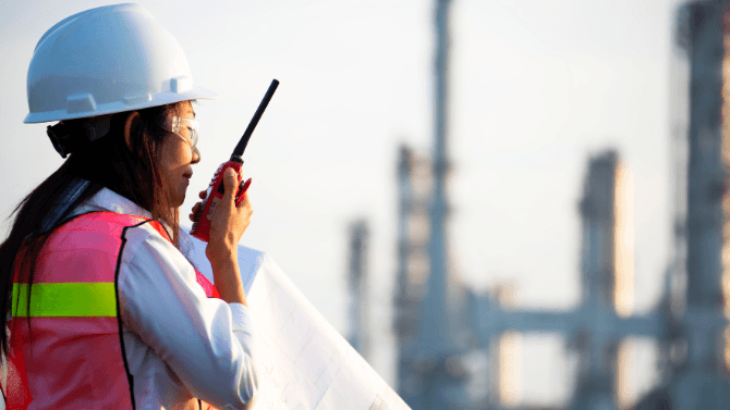 femme sur un chantier de construction