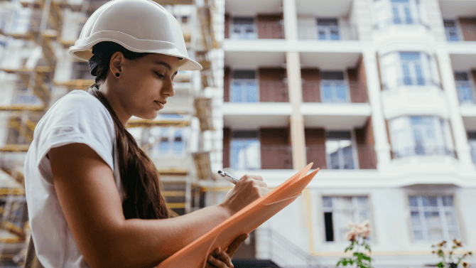 femme sur un chantier