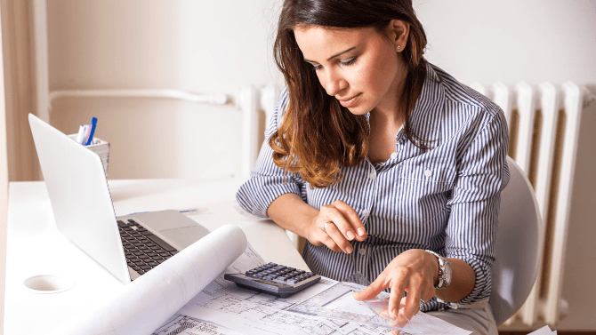 femme architecte qui étudie des plans de construction&nbsp;