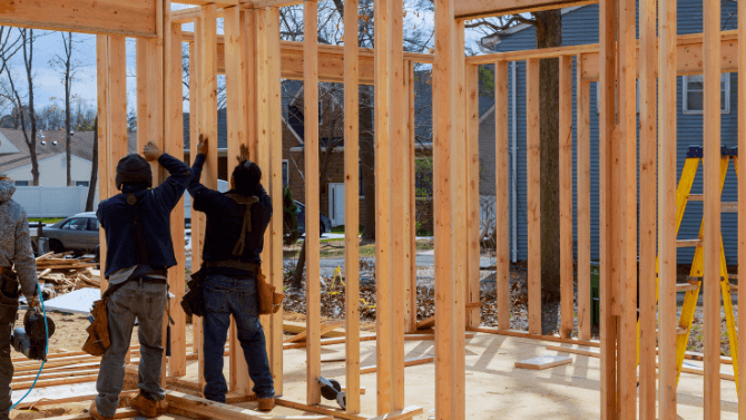 entrepreneurs qui construisent une maison