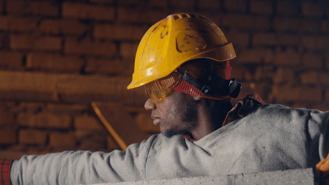 Entrepreneur qui démonte un mur de brique&nbsp;