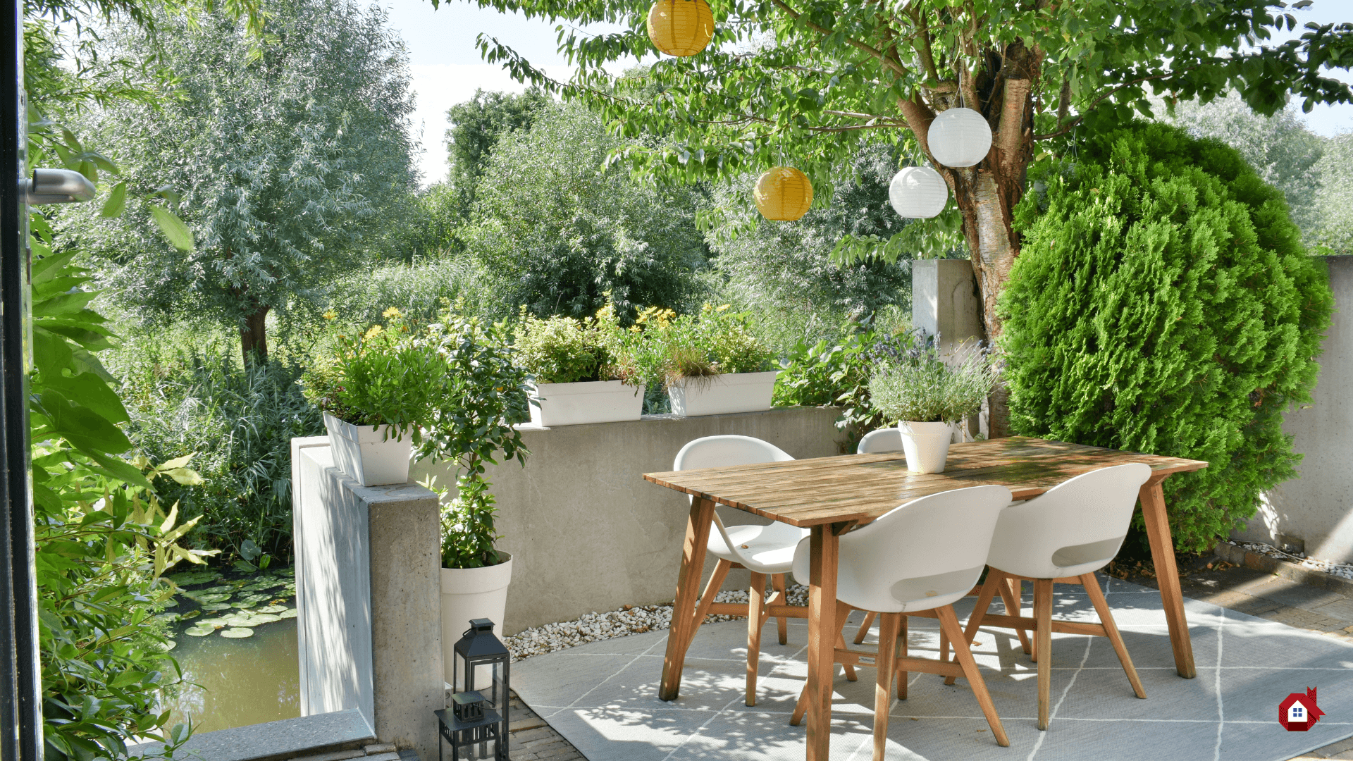 terrasse au milieu de la verdure avec table à manger