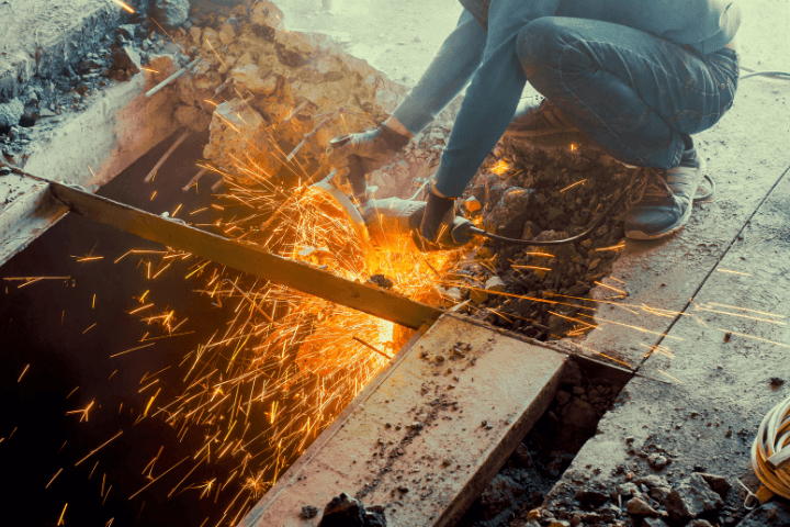 entrepreneur qui démolie des dalles de bétons