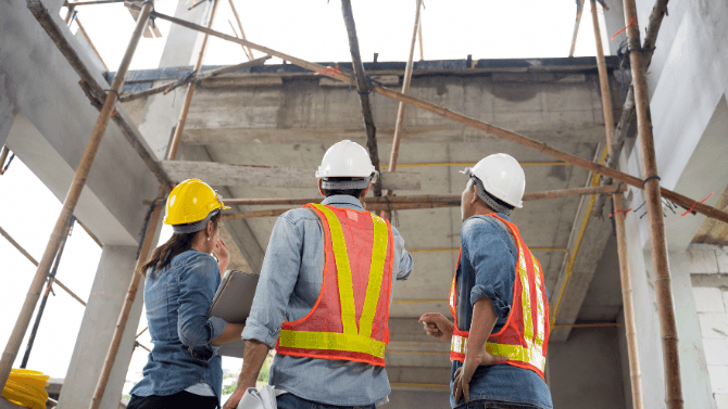 Ingénieur en bâtiment sur chantier