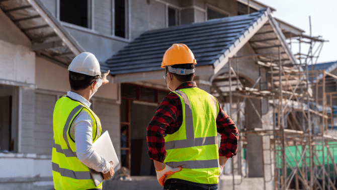 Entrepreneur sur chantier de construction de maison