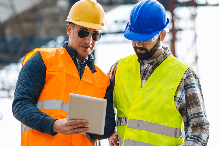 deux entrepreneurs devant une tablette&nbsp;