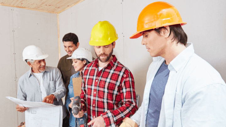 Employé sur chantier maison