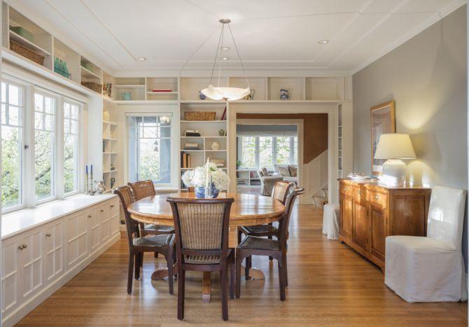 Salle à manger avec plancher en bois