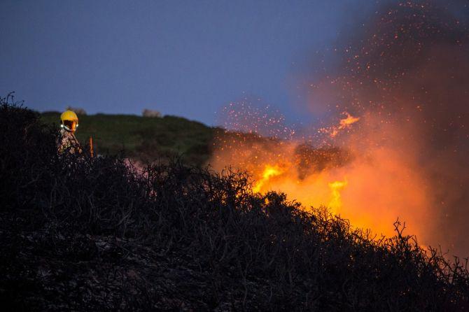 pompier qui éteint un incendie_Comment ignifuger votre maison