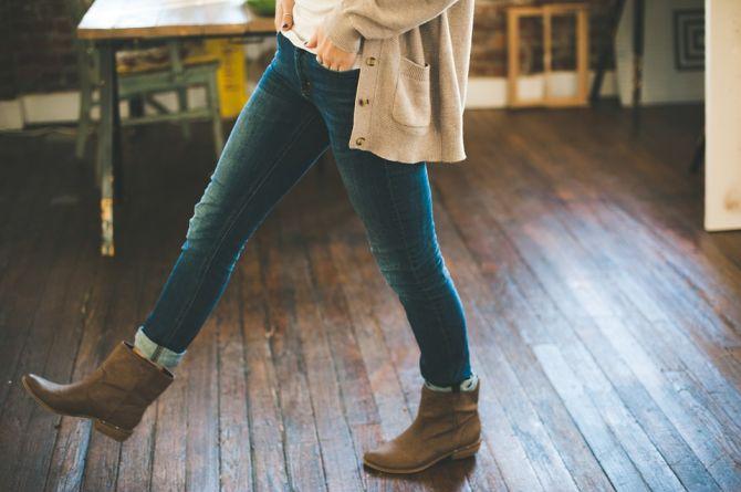 femme marchant sur un plancher en bois