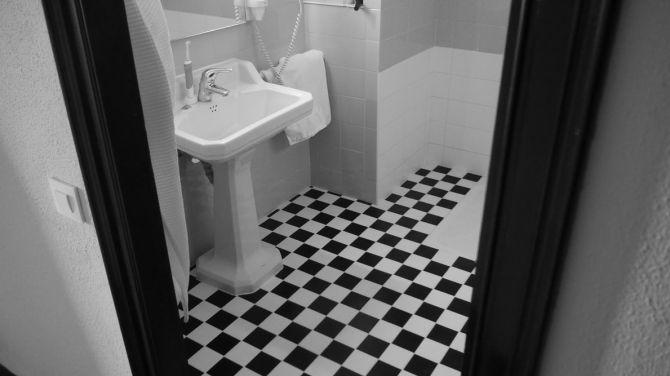 salle de bain noire et blanche