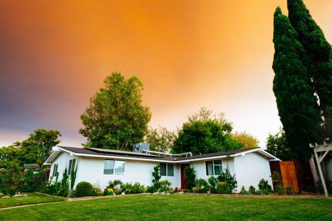 maison sur fond de soleil couchant