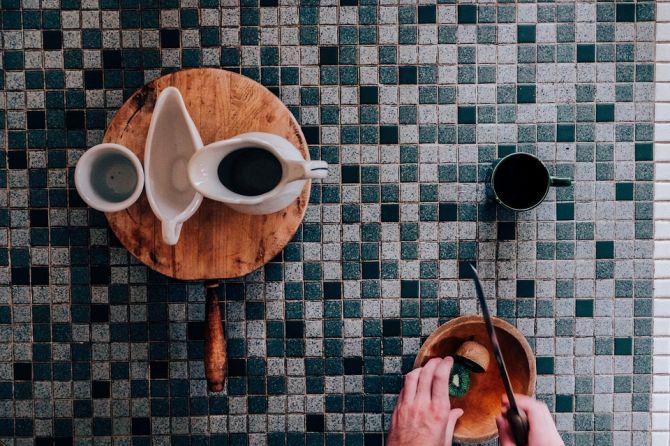 Surface recouverte de tuiles avec tasse à café