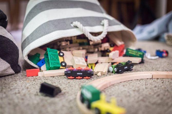 Jouets d'enfant dans un panierChambre d'enfant_L'aménagement d'une chambre d'enfant