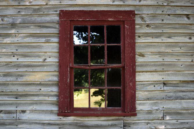 Fenêtre sur vielle maison en bois