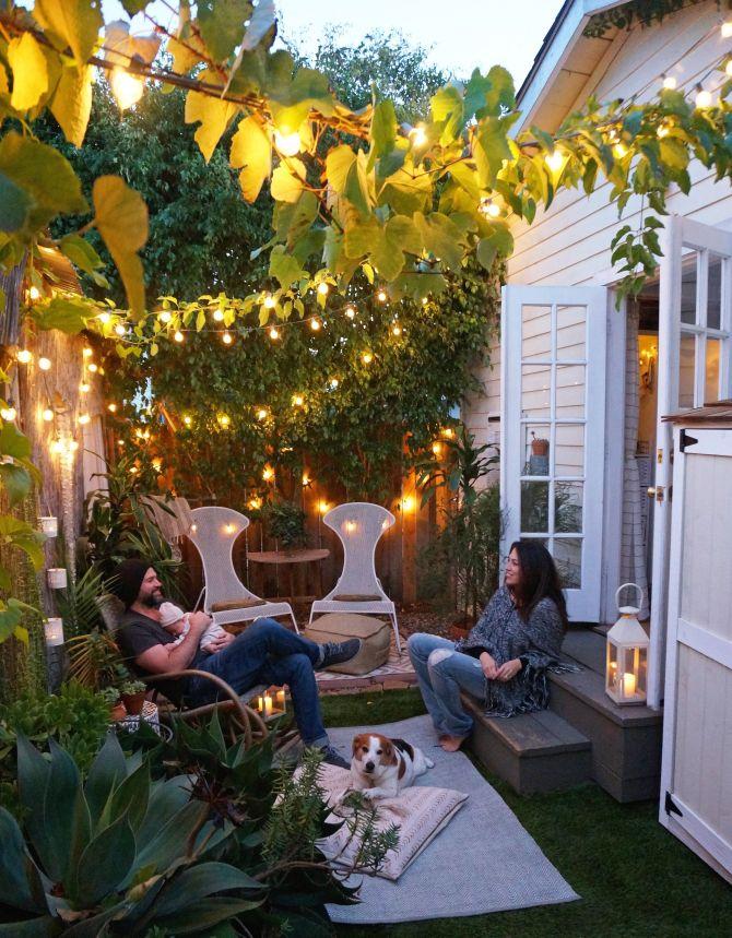 couple sur terrasse avec lumières