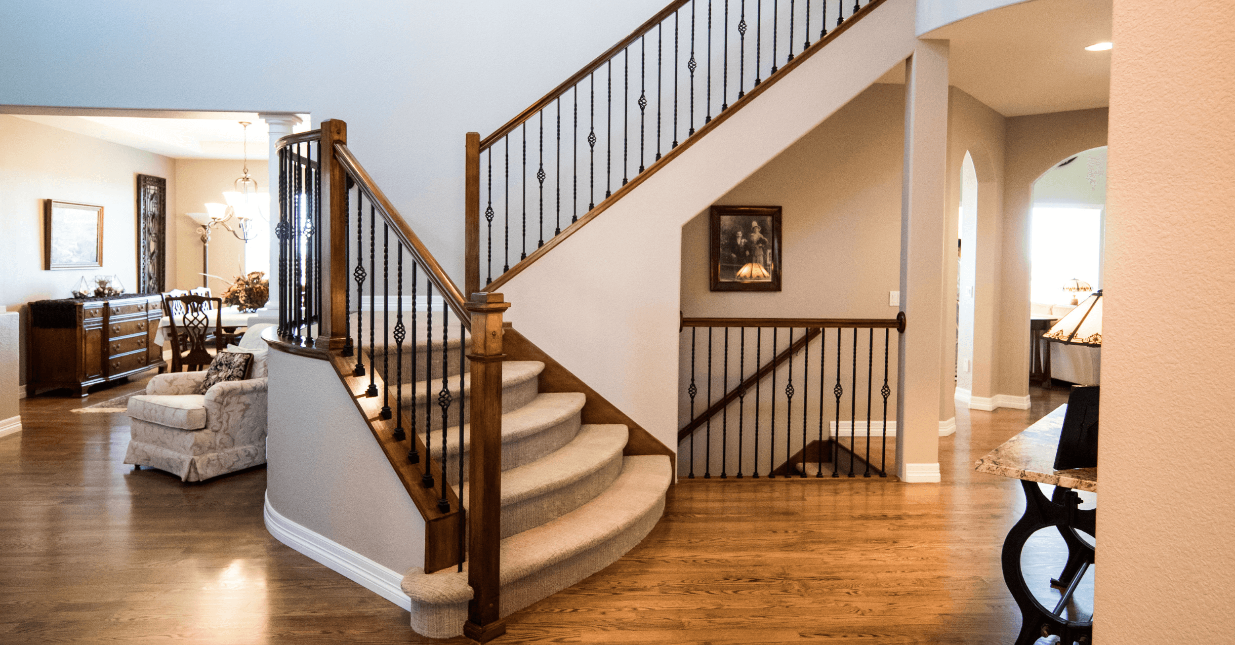 tapis dans un escalier intérieur