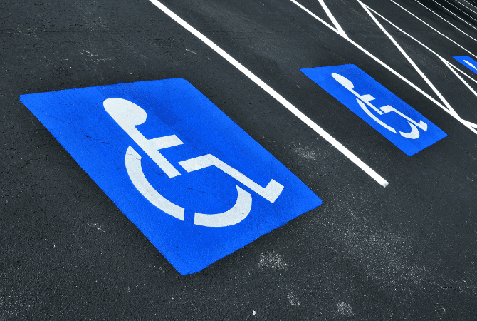 Les règlementations autour des lignes de stationnement pour personnes handicapées