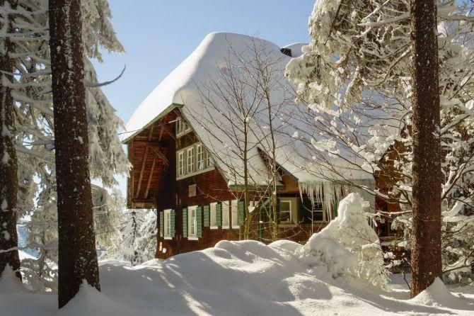 Country home in the wintertime_ maison de campagne en hiver