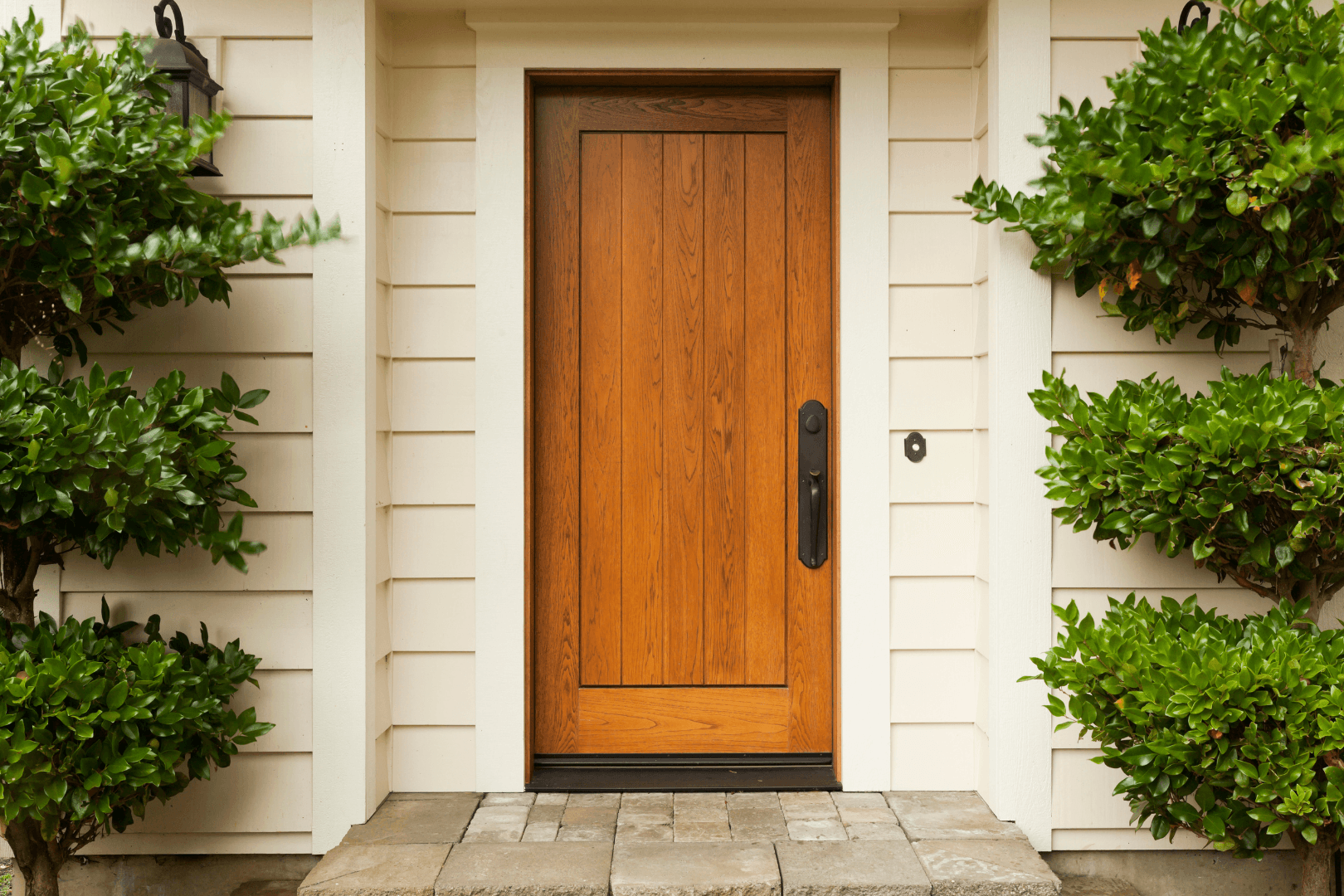 Porte d'entrée de maison en bois