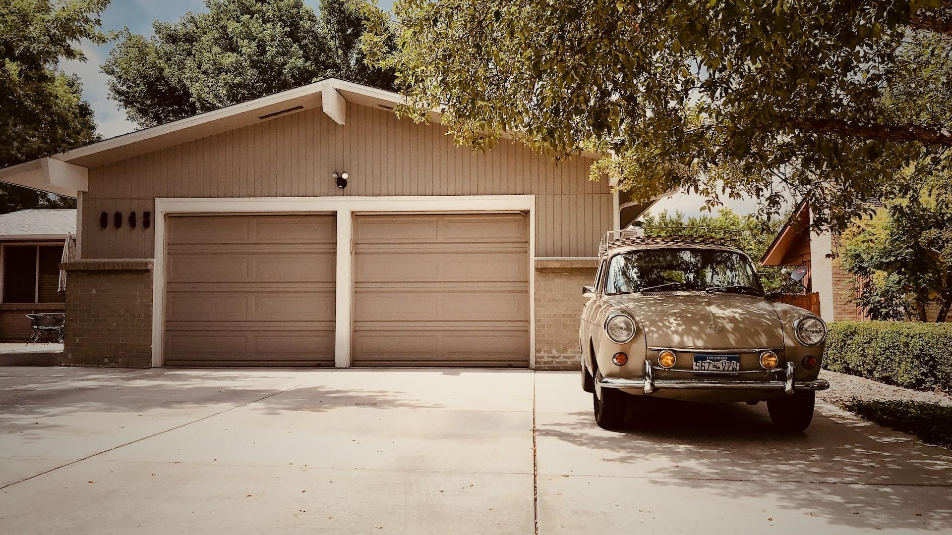 Porte de garage peinturée beige