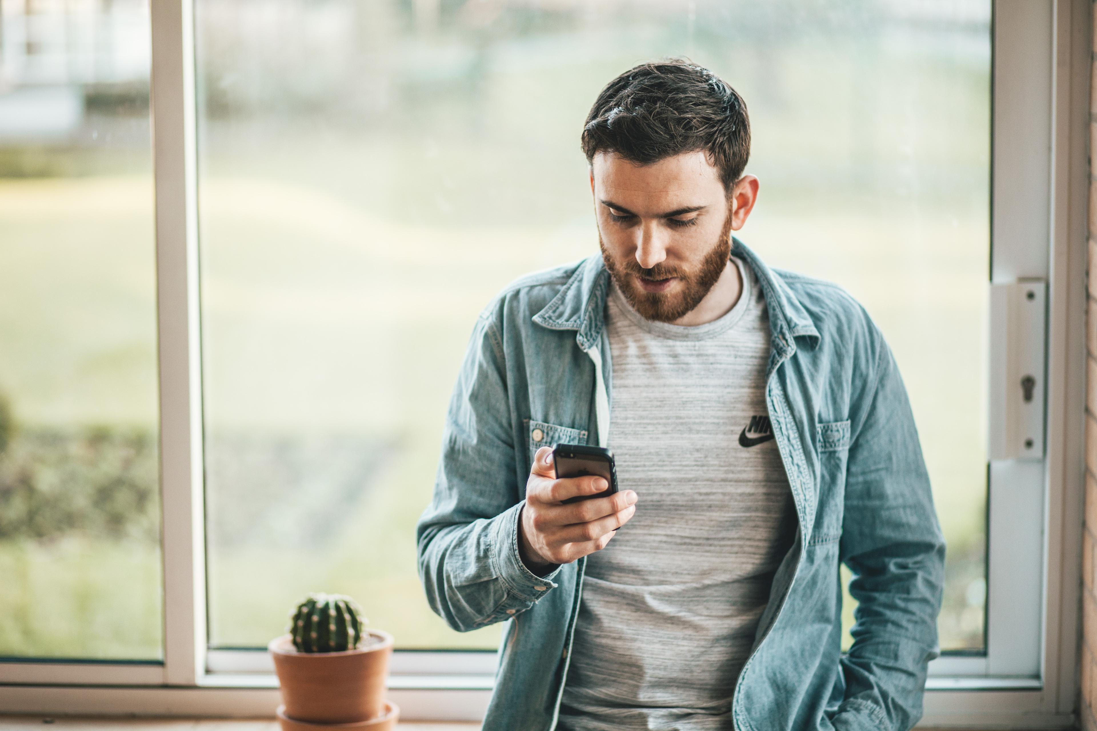 Personne qui parle au téléphone