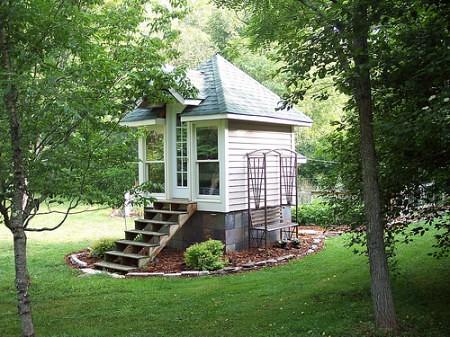 mini-maison blanche_Attentes vs. réalité : habiter dans une mini-maison