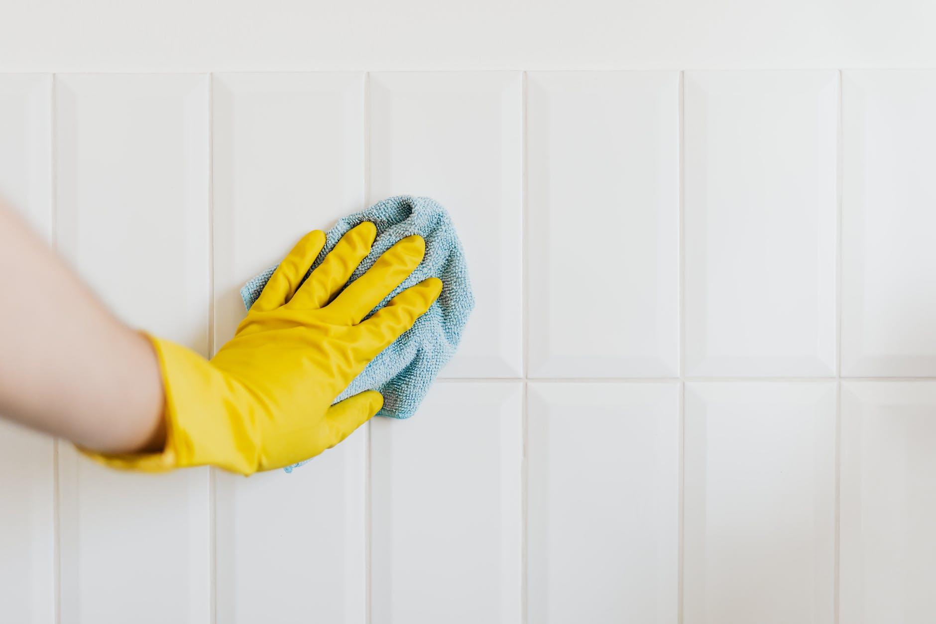 femme qui nettoie le mur