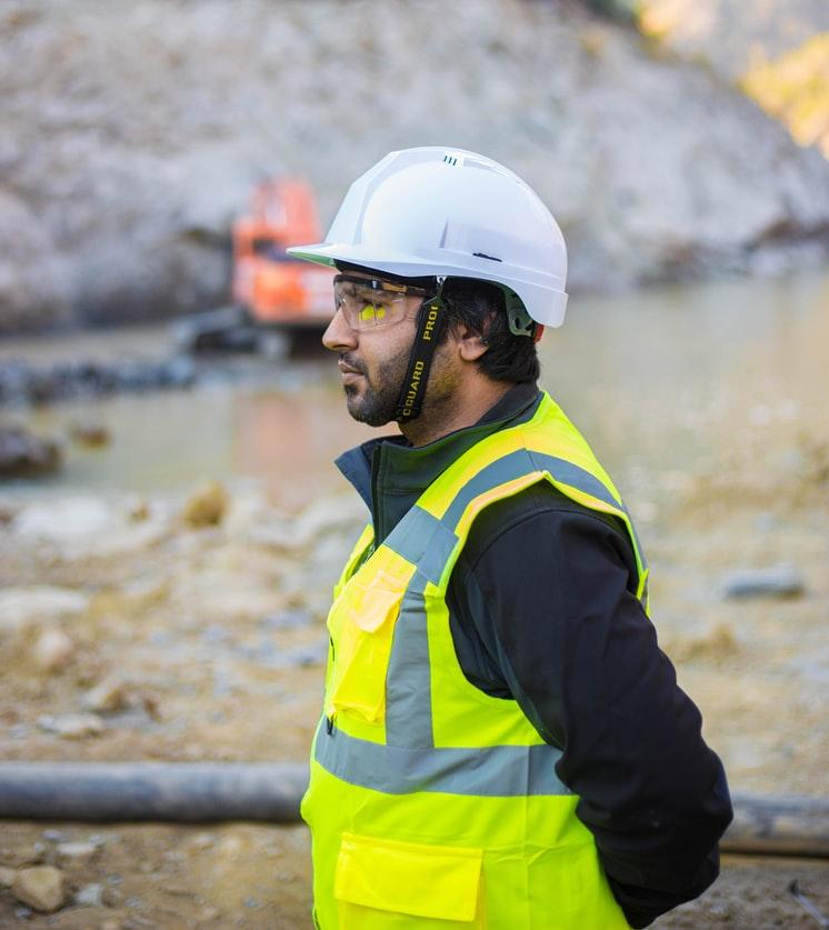 homme sur un chantier de construction