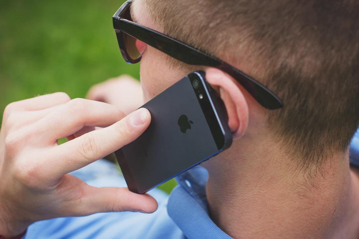 homme qui parle au téléphone_trouver un premier emploi