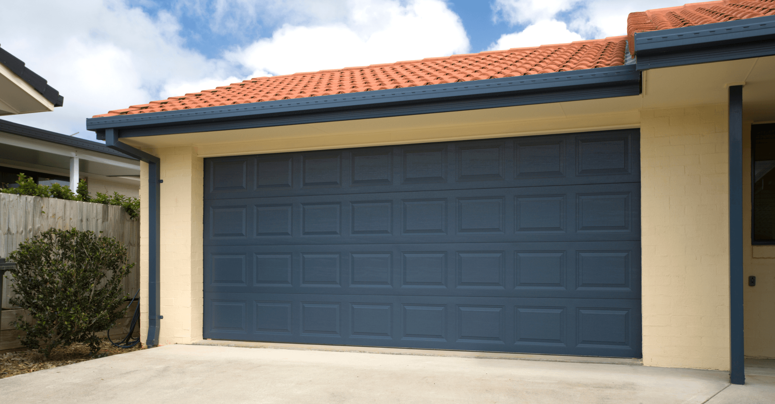 porte de garage en panneaux d’acier