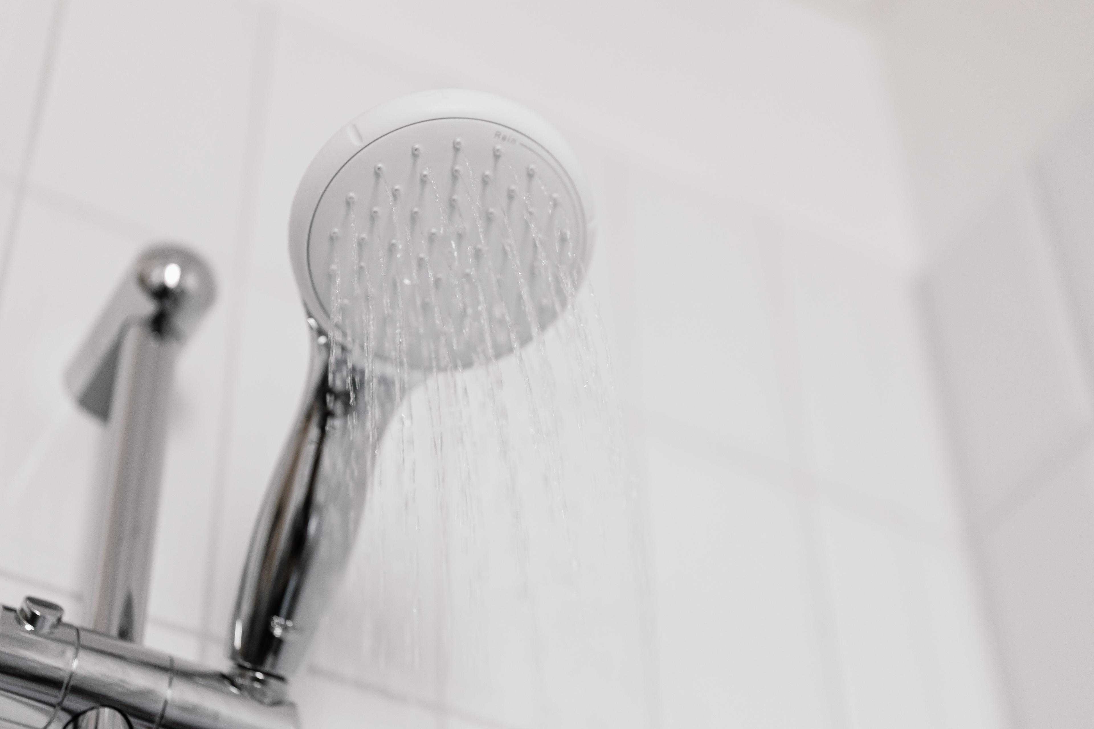 pommeau de douche_Le manque d'eau dans la douche: comment l'expliquer?