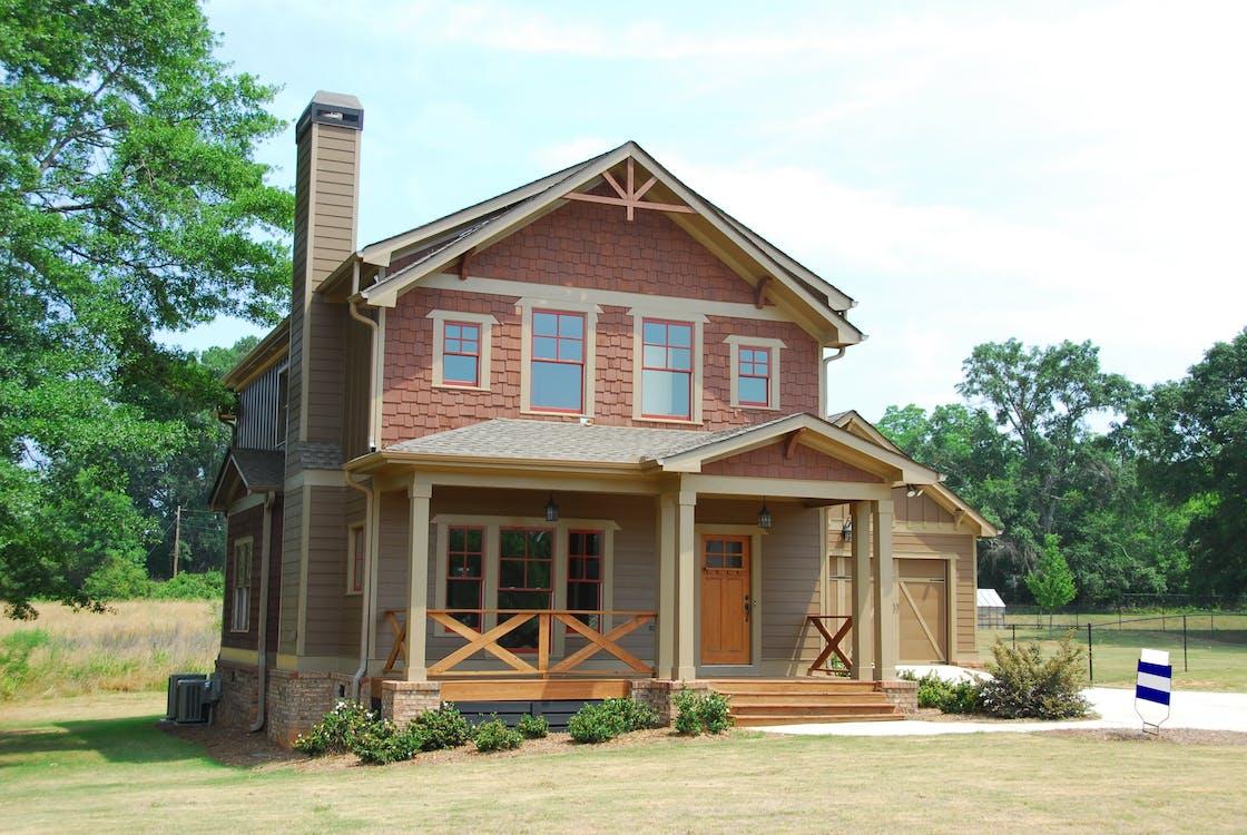 Maison avec pignon de toiture