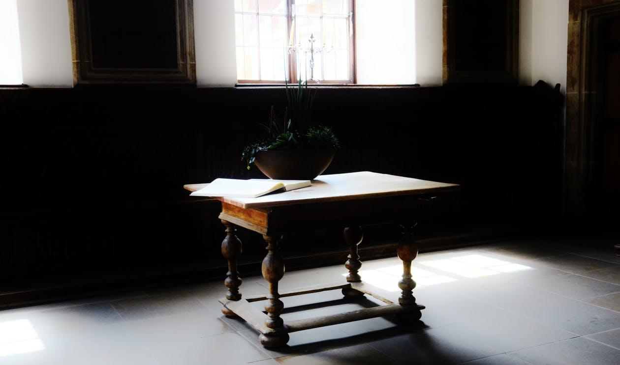 Table en bois à repeindre avec un effet lisse