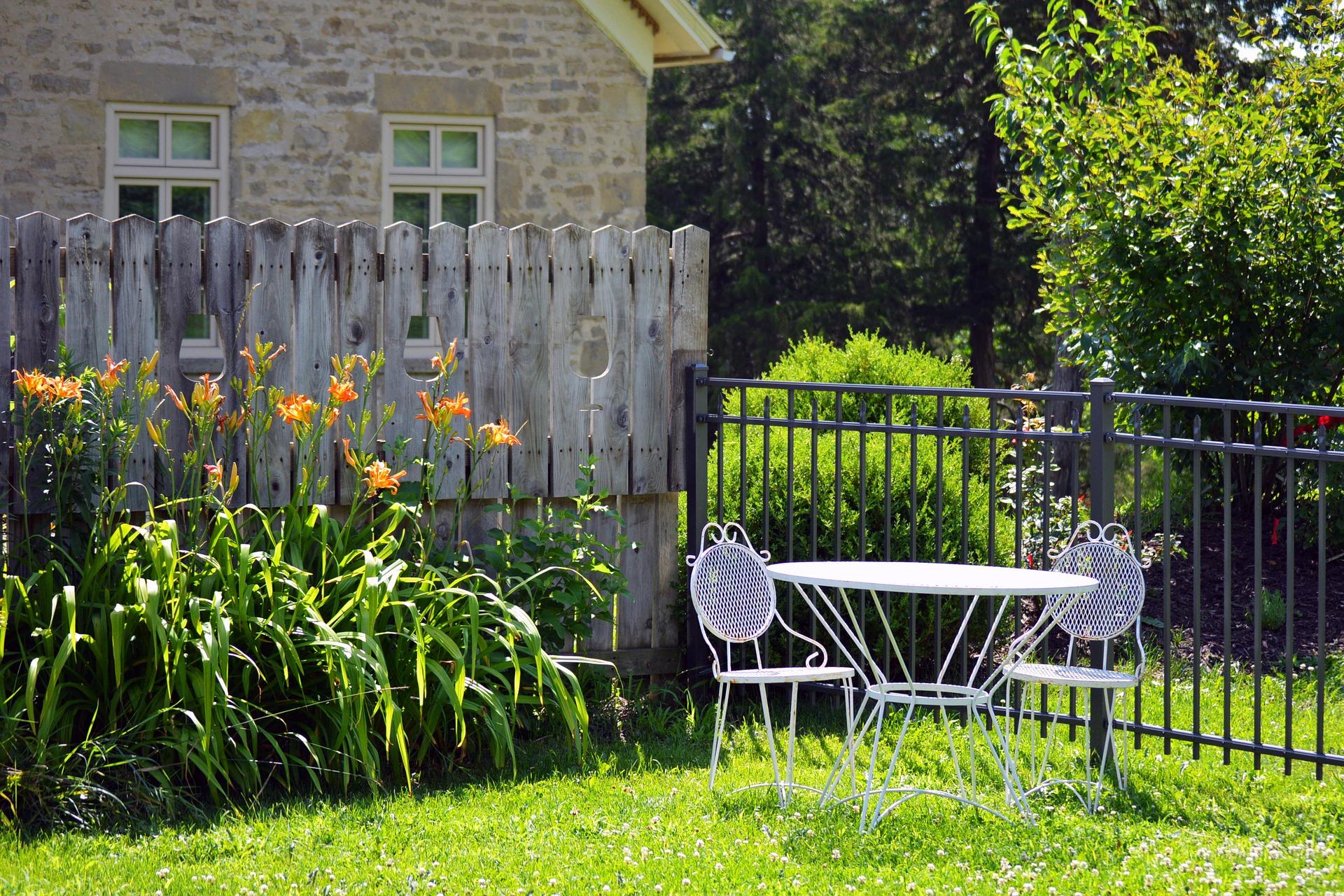 chaises de jardin__Comment aménager sa cour arrière : 6 conseils pratiques